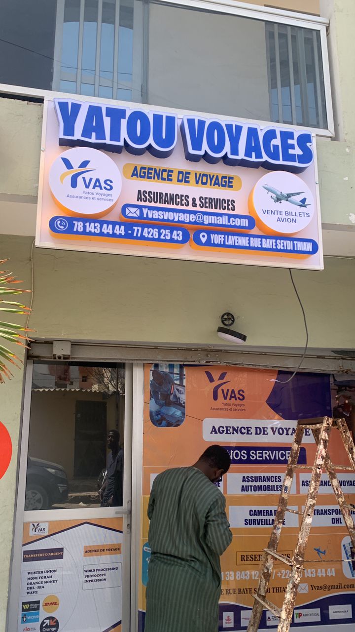 Devanture de l'agence YVAS Voyages à Yoff Layenne, Dakar